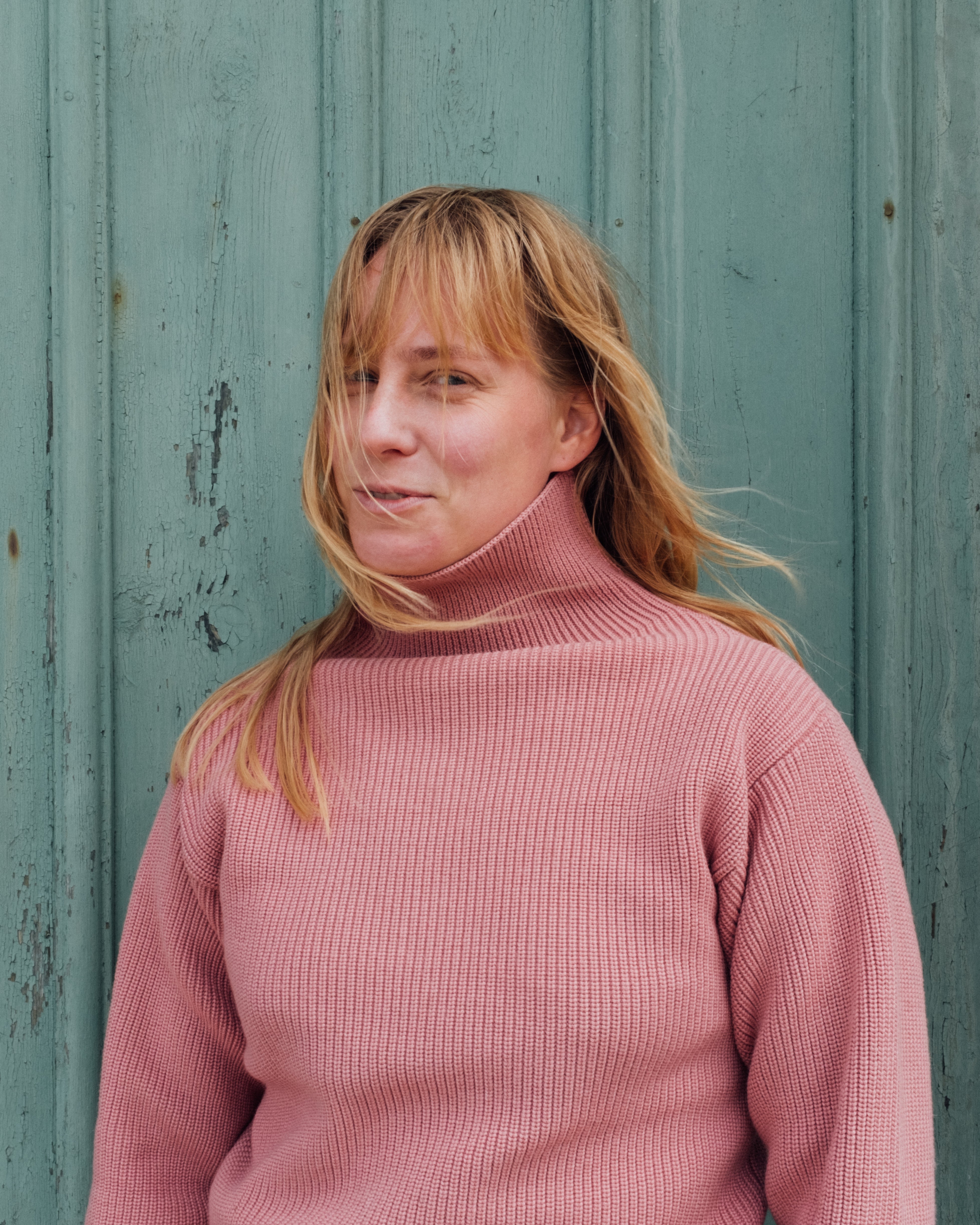 Siri wearing Sailor Turtleneck in Lyserød at Fyrgaarden, Anholt 